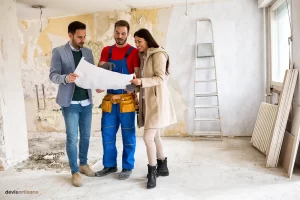 Un couple discutant avec un artisan des travaux de leur maison.