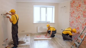 Des artisans travaillant à la rénovation d'un appartement.