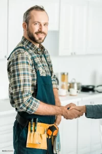 Un artisan acceptant le devis de son client.