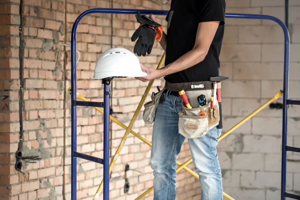 Un artisan sur un chantier de rénovation.