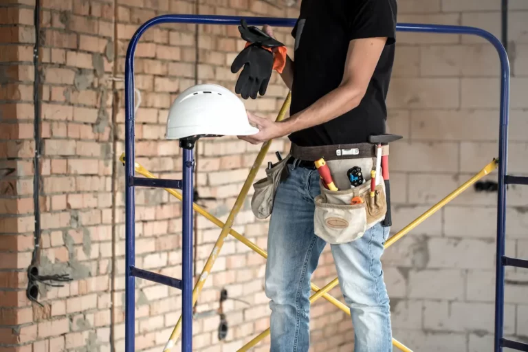 Un artisan sur un chantier de rénovation.